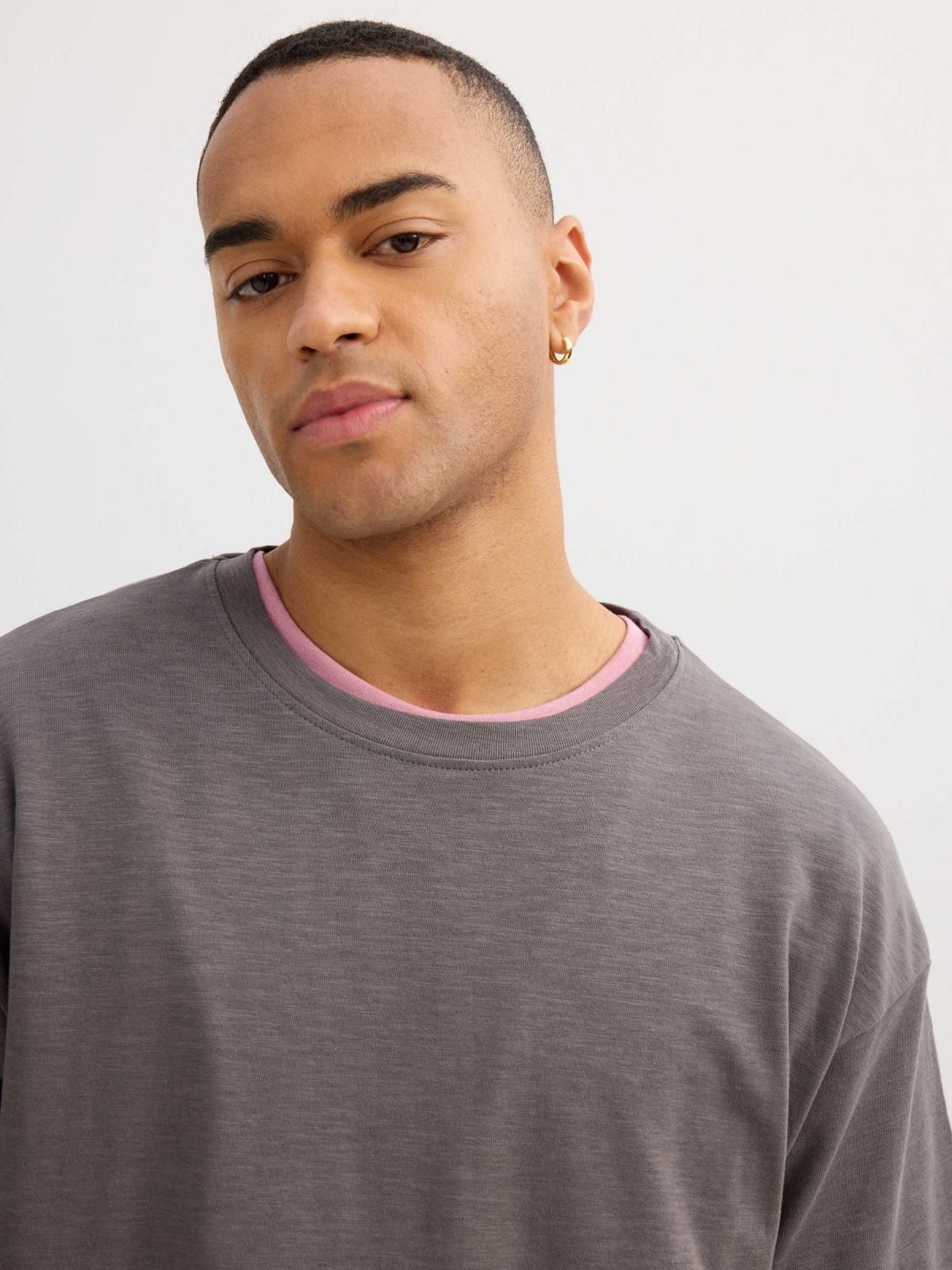 Camiseta básica oversize gris gris vista detalle