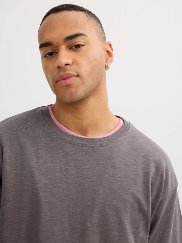 Camiseta básica oversize gris gris vista detalle