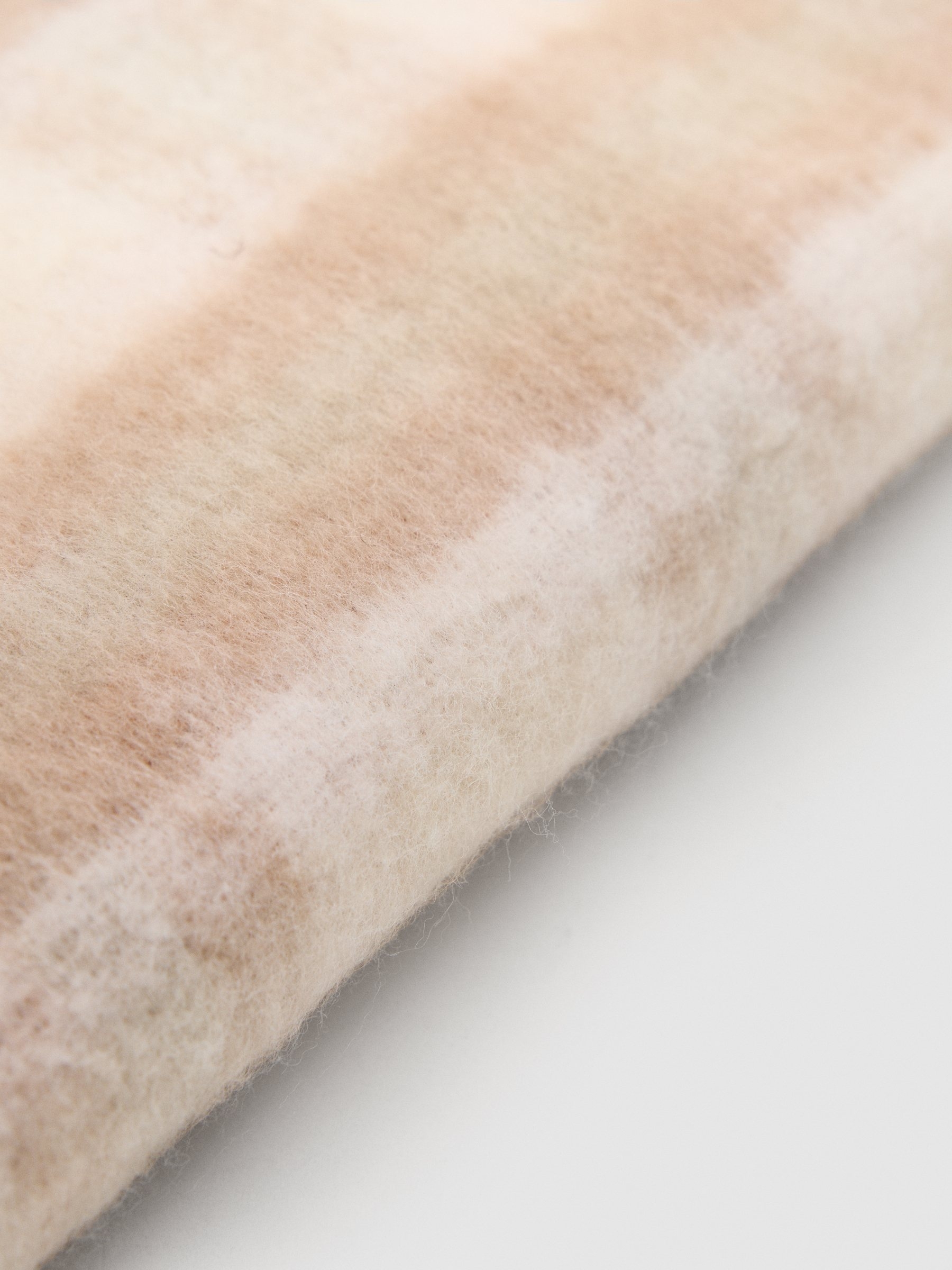 Cachecol manta xadrez clássico bege vista enrolado