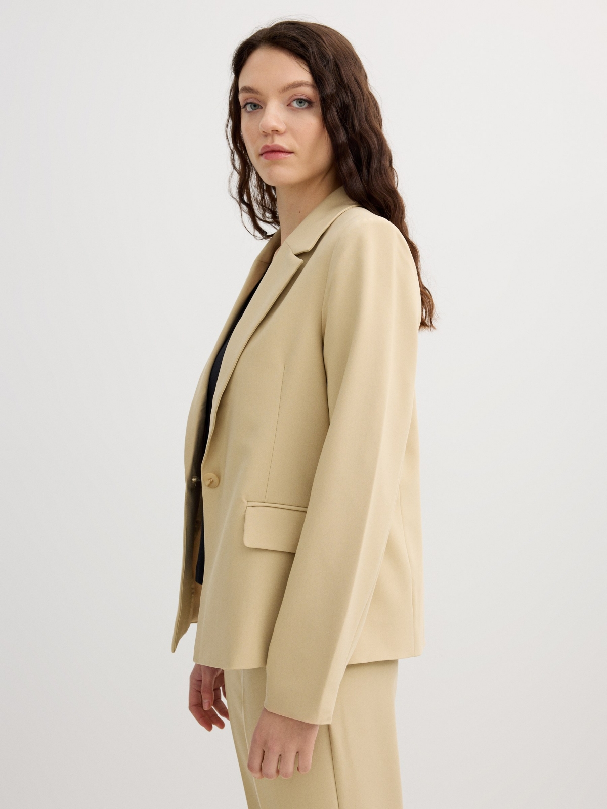 Blazer com ombreiras areia vista detalhe