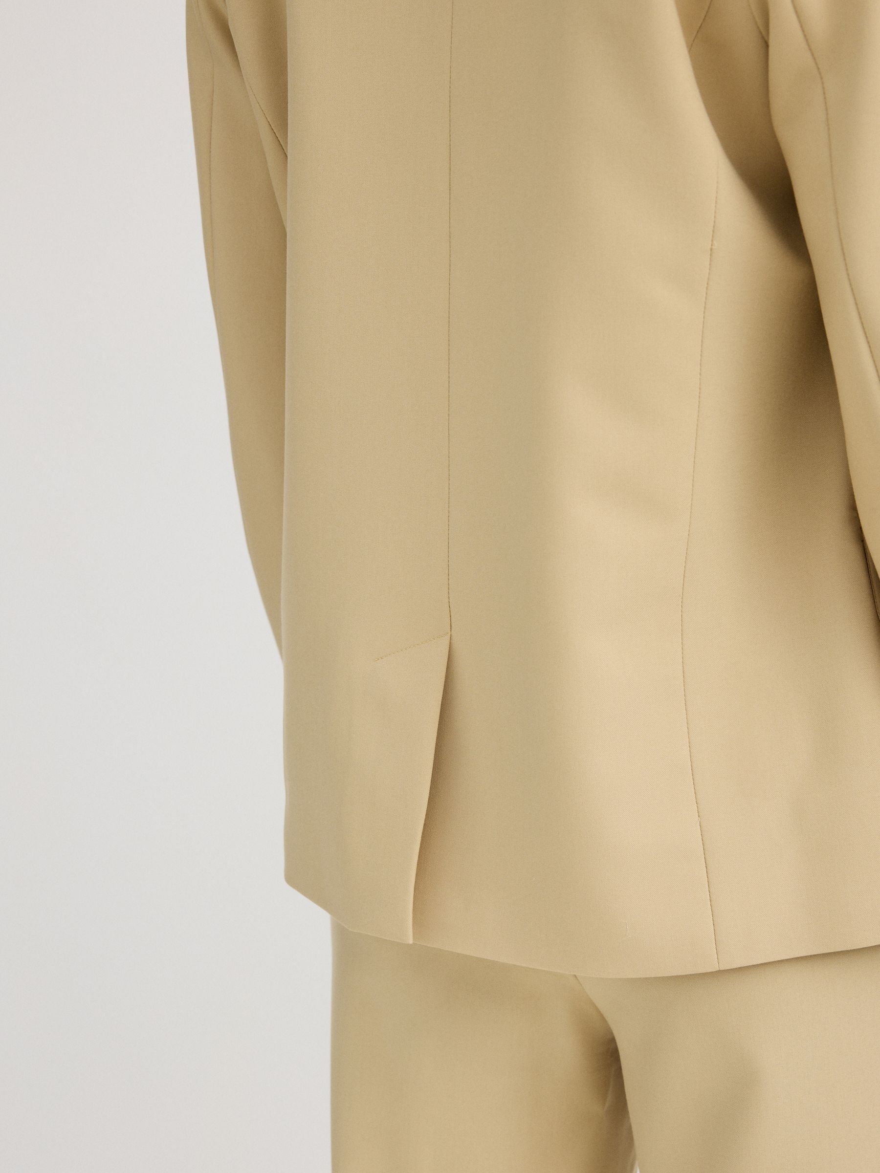 Blazer com ombreiras areia vista meia frontal