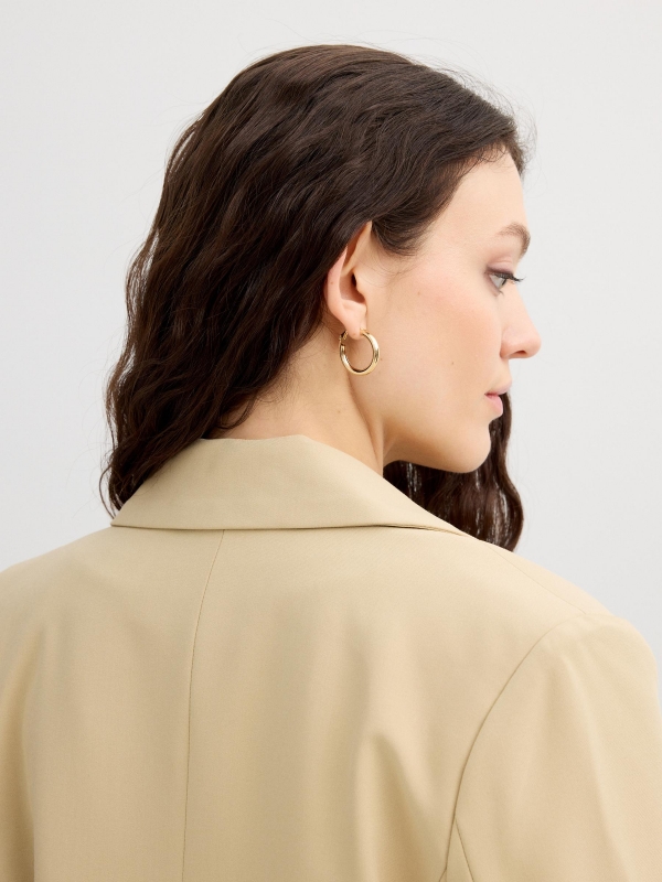 Blazer com ombreiras areia vista detalhe