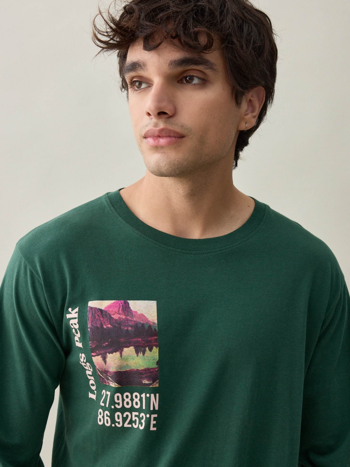 T-shirt de impressão fotográfica verde escuro vista detalhe