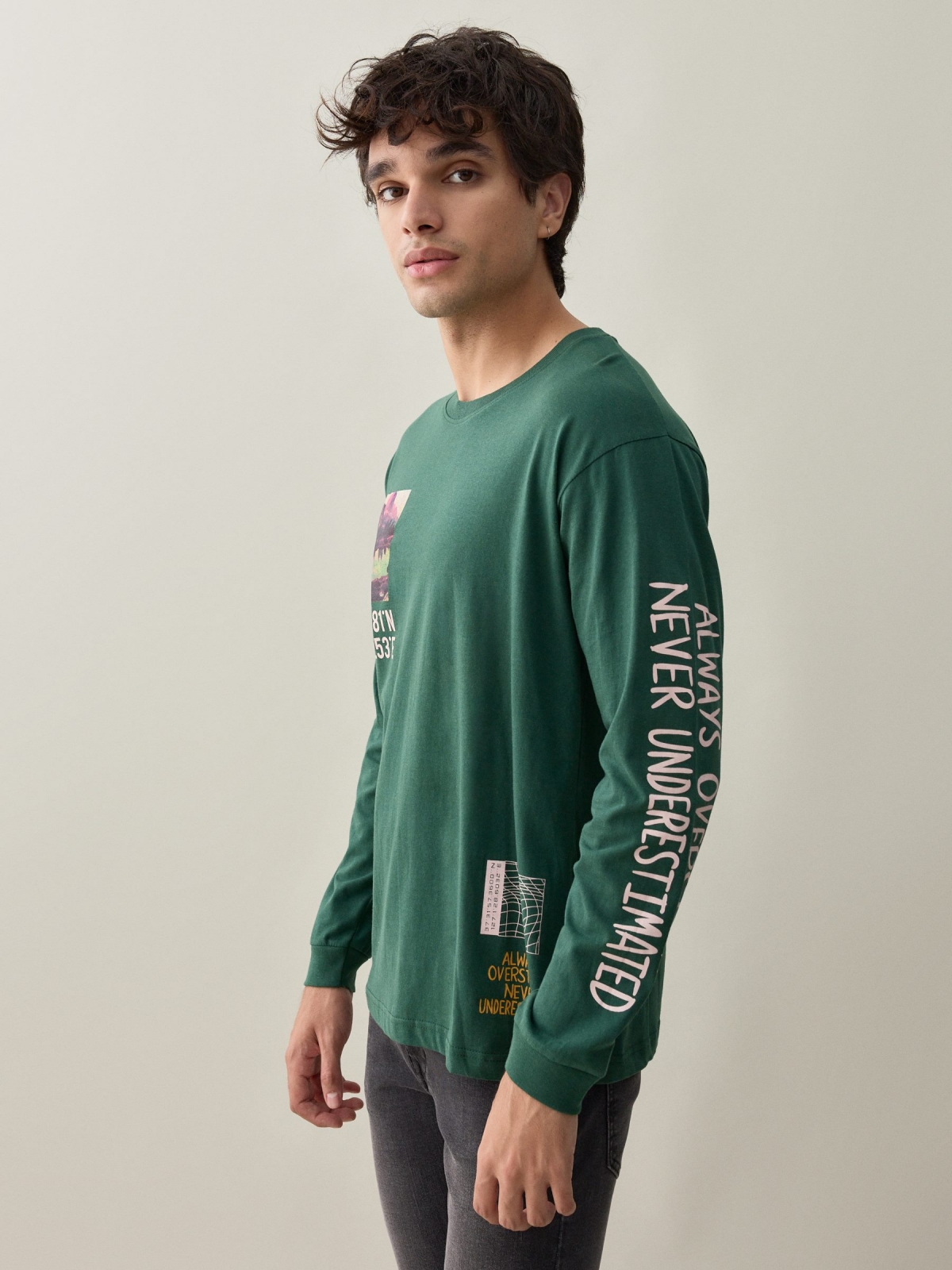 Camiseta print fotografía verde oscuro vista detalle