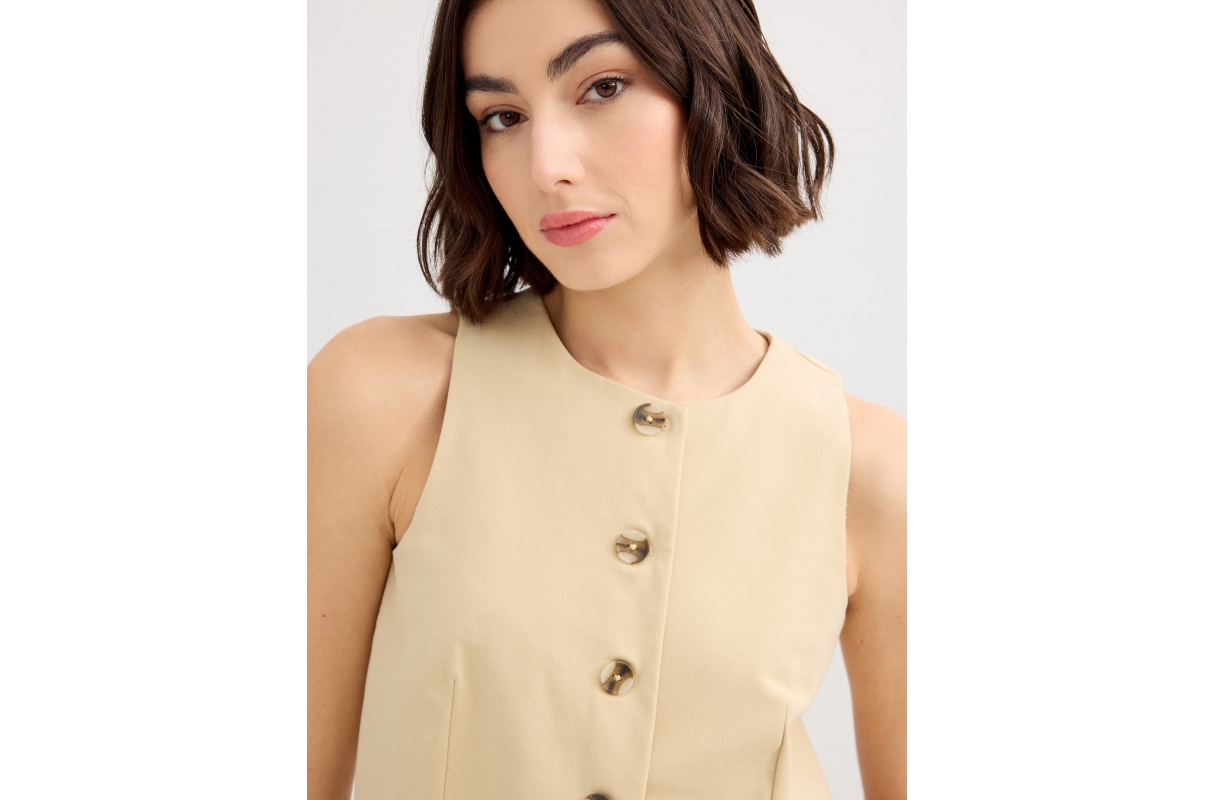 Linen vest sand middle front view