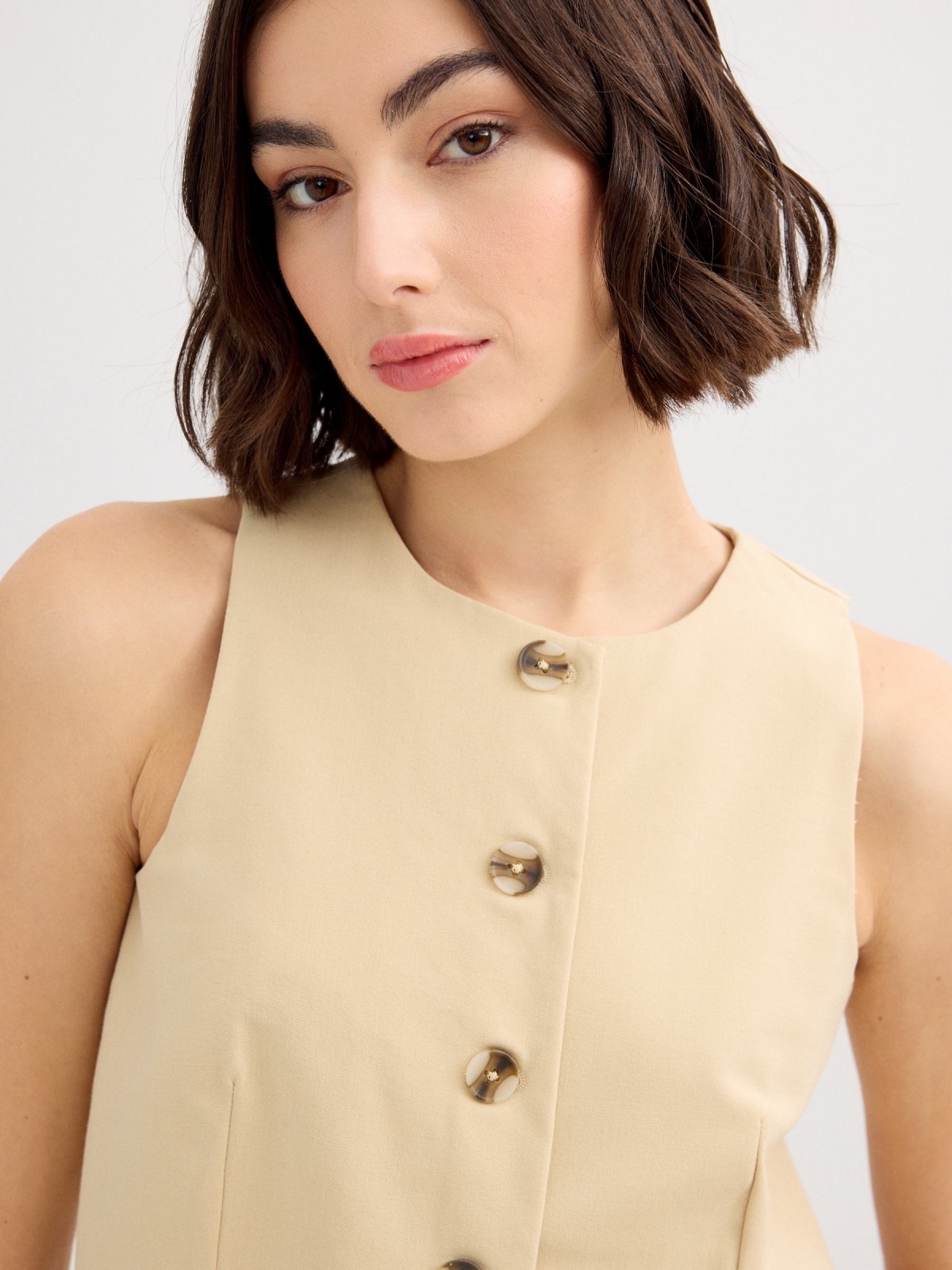 Linen vest sand detail view