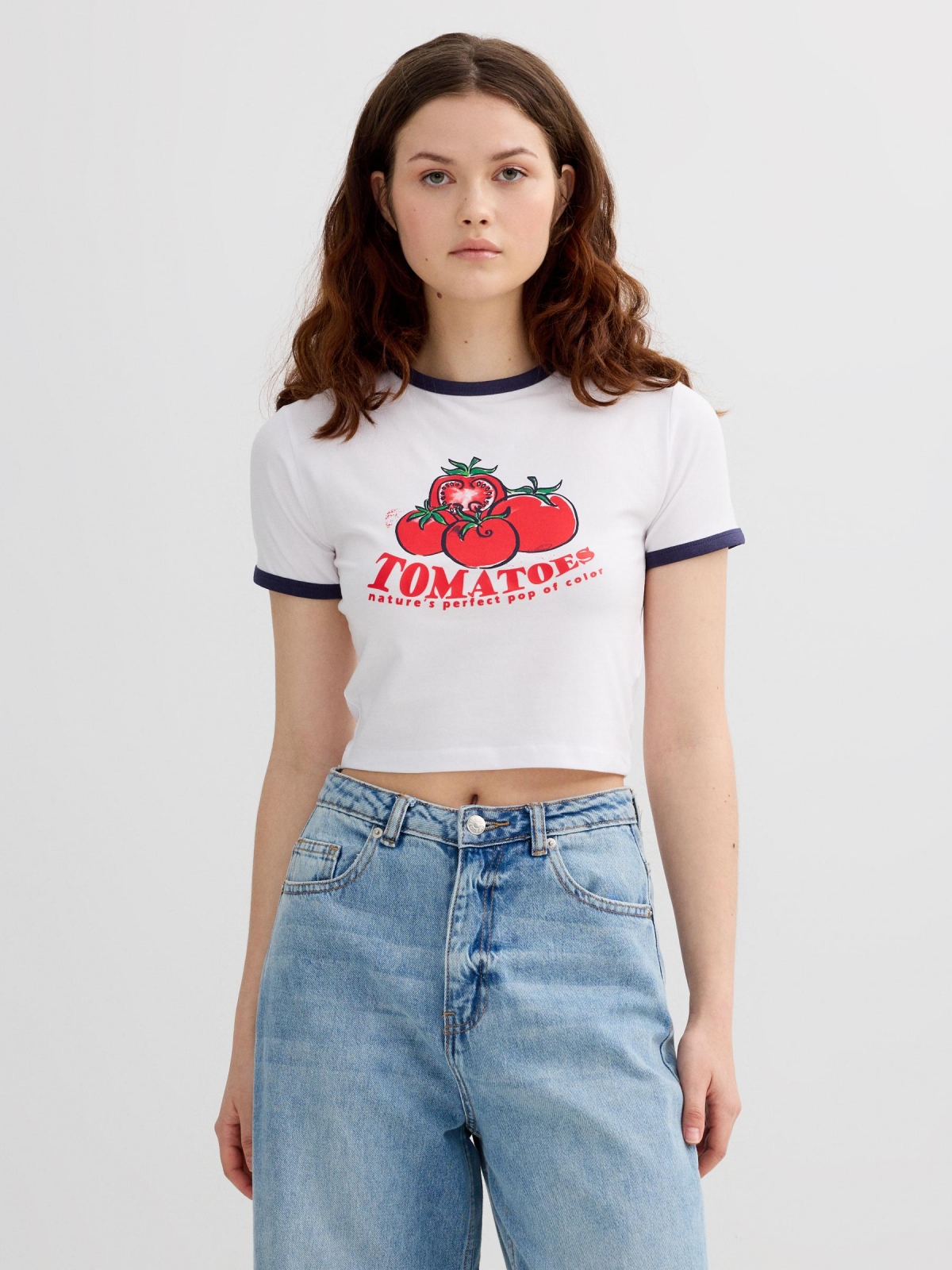 Camiseta cropped tomatoes blanco vista media frontal