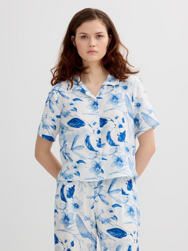 Short sleeve floral shirt white middle front view