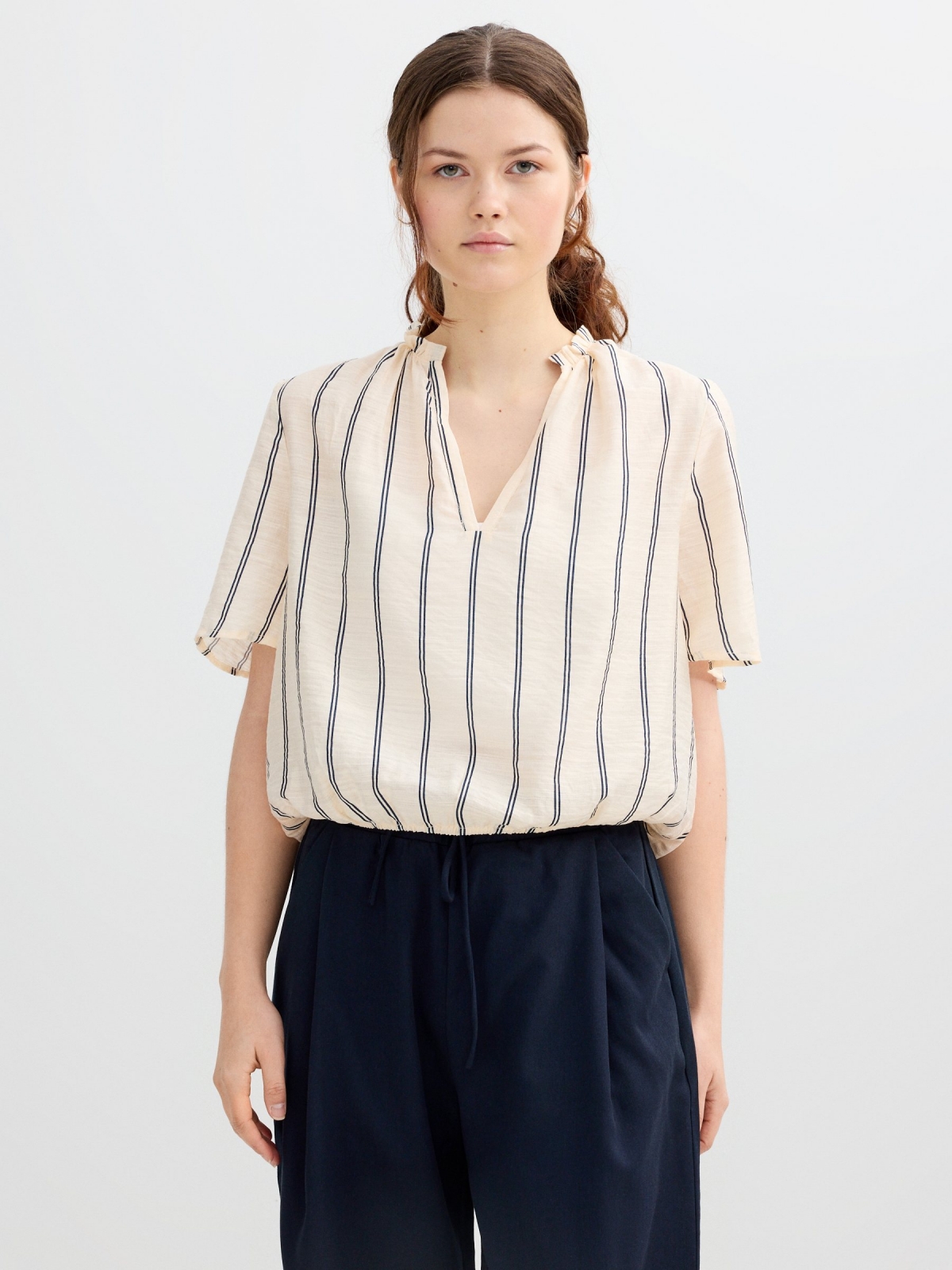 Blusa rayas con volantes crudo vista media frontal