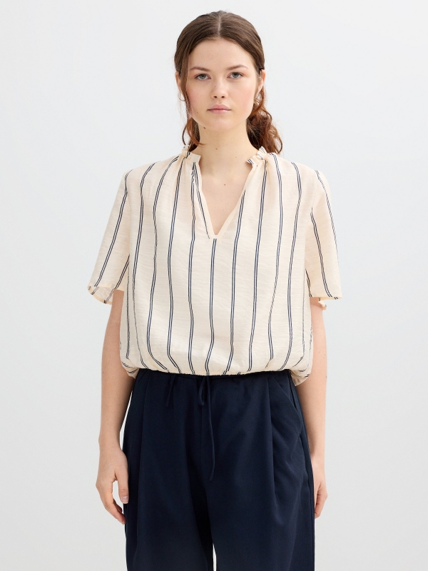 Blusa rayas con volantes crudo vista media frontal