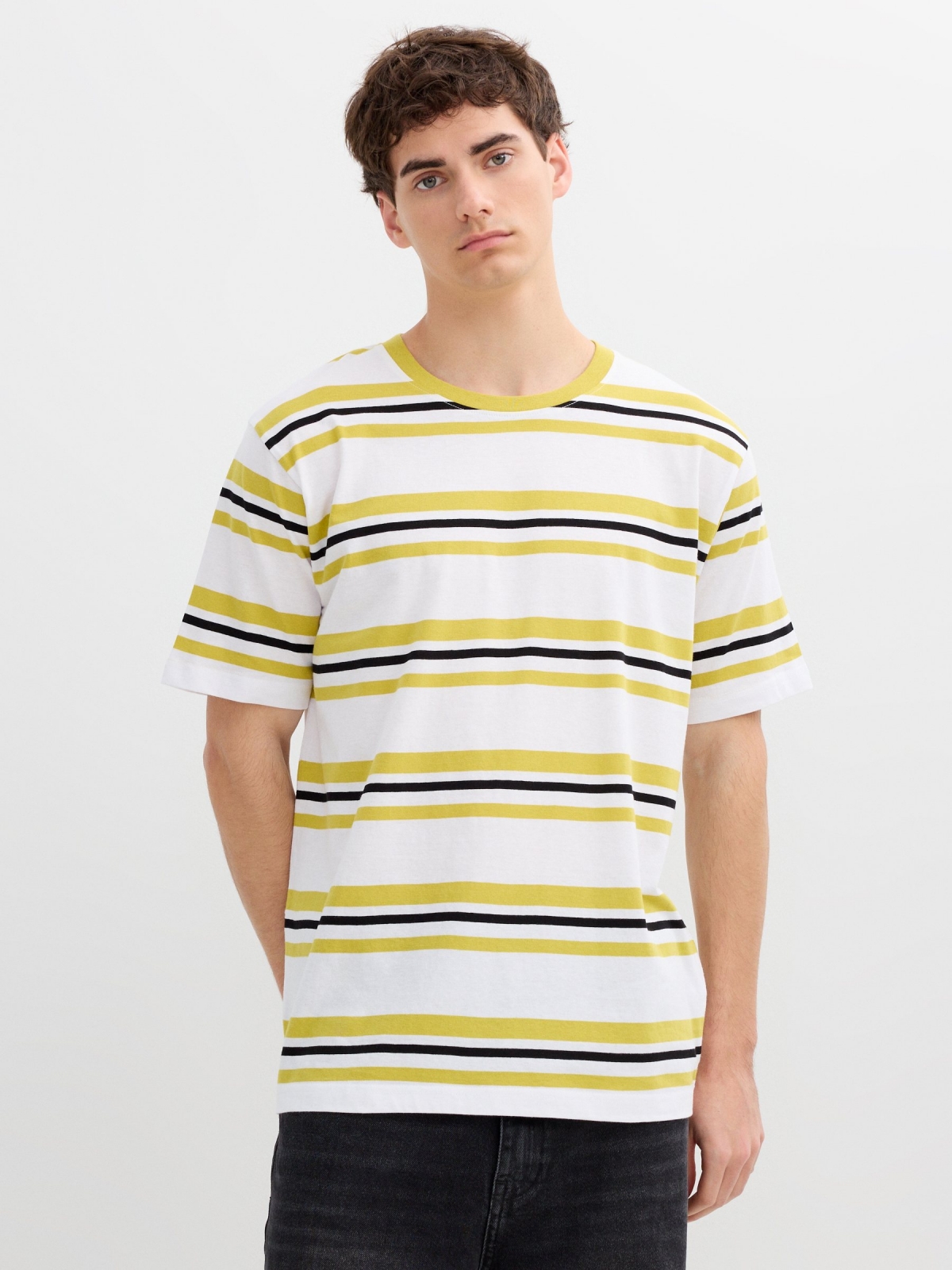 Camiseta listrada gola redonda branco vista meia frontal