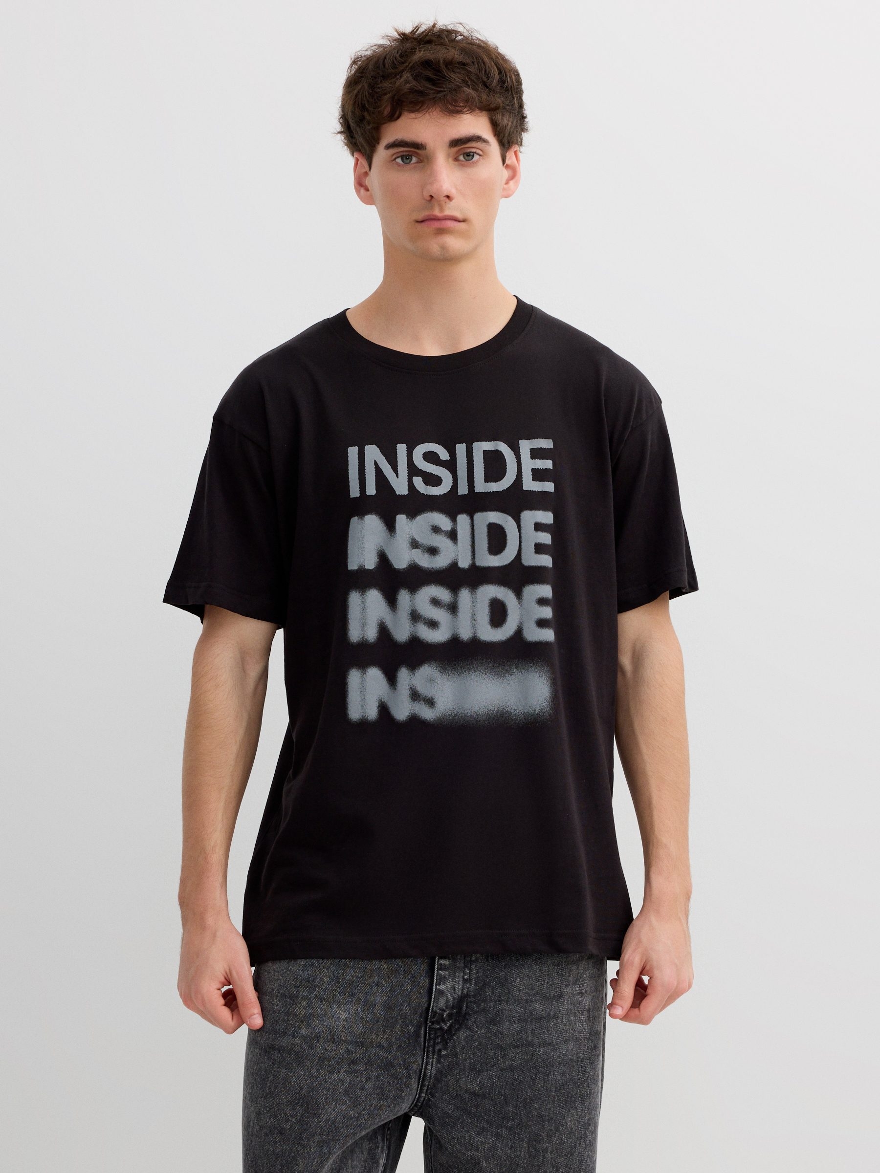Camiseta listrada com texto Inside gráfico preto vista meia frontal