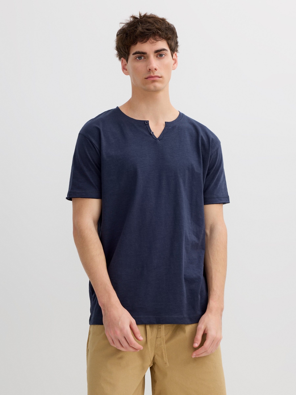 Camiseta básica azul marinho vista meia frontal