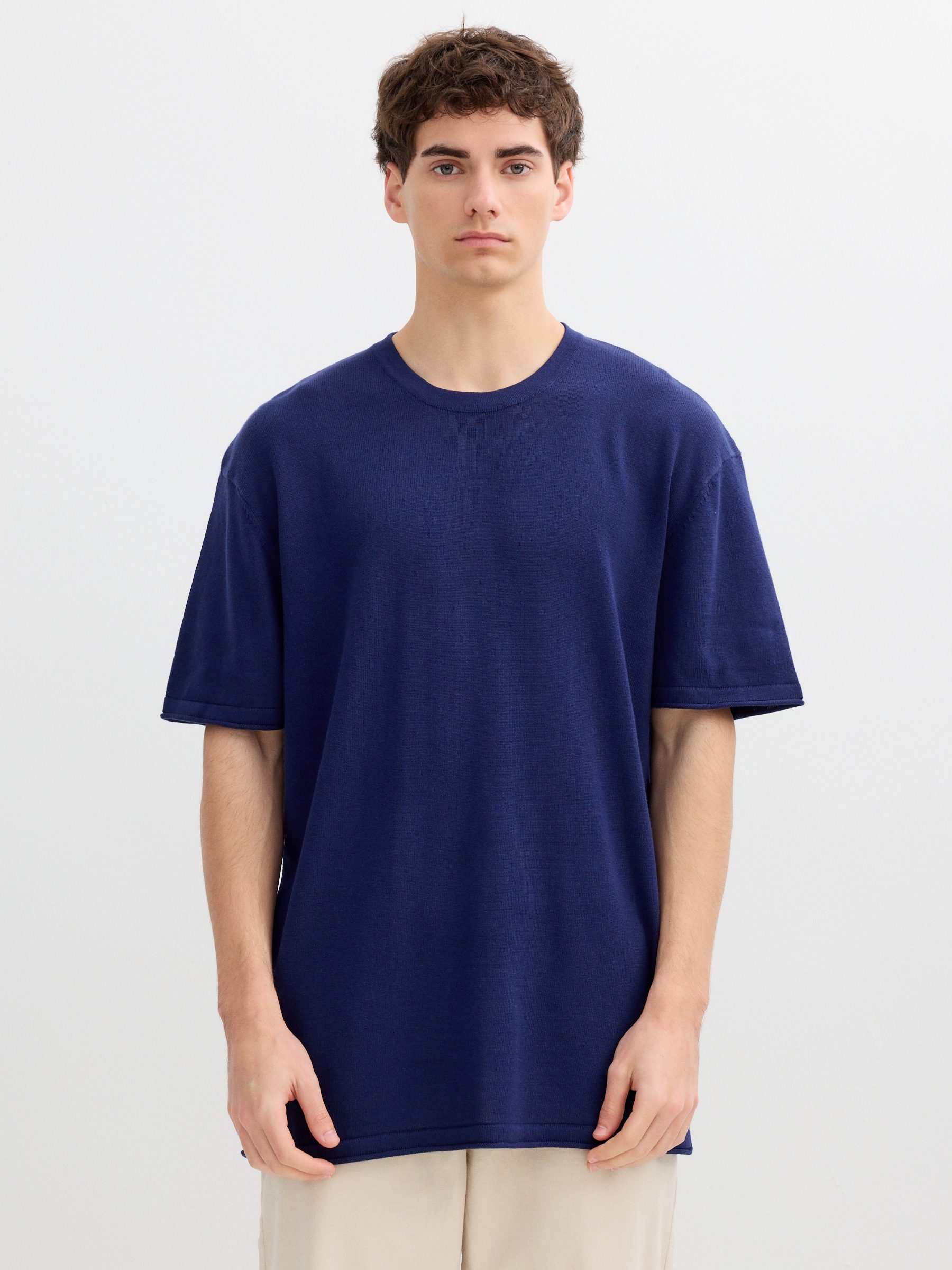 Basic short-sleeve t-shirt blue middle front view