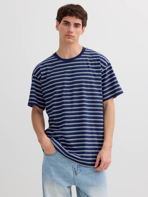 Camiseta listrada manga curta azul vista meia frontal