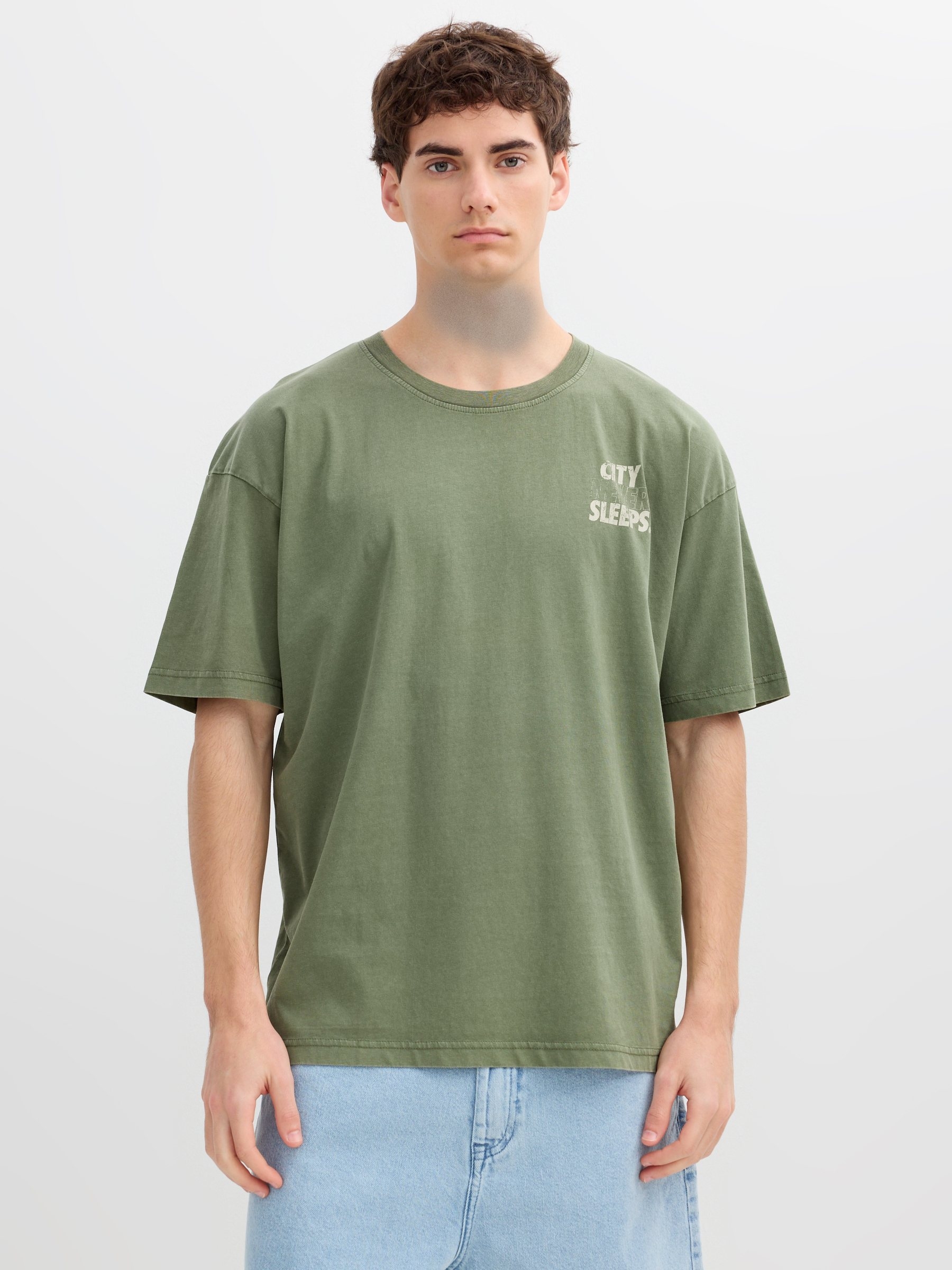 Camiseta City Never Sleeps verde vista media frontal