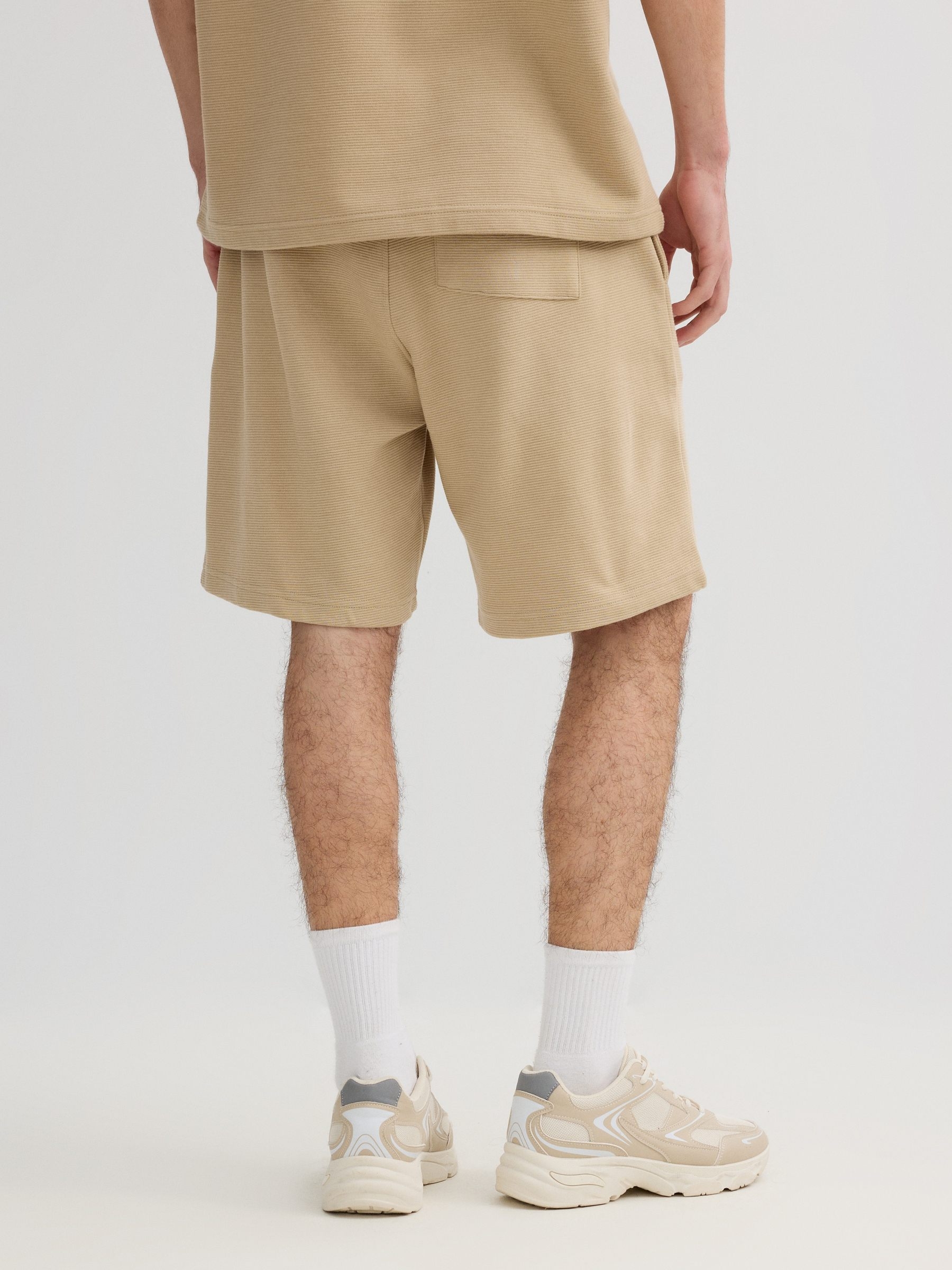 Bermuda baggy gabardina beige vista media frontal