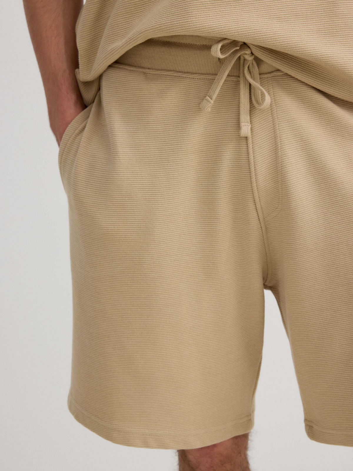 Bermuda baggy gabardina beige vista detalle