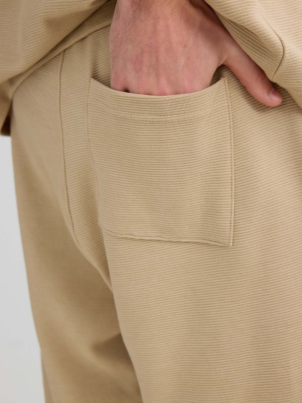 Bermuda baggy gabardina beige vista detalle