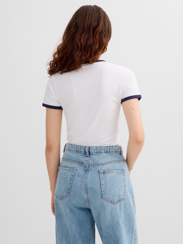 Camiseta cropped tomates branco vista meia traseira