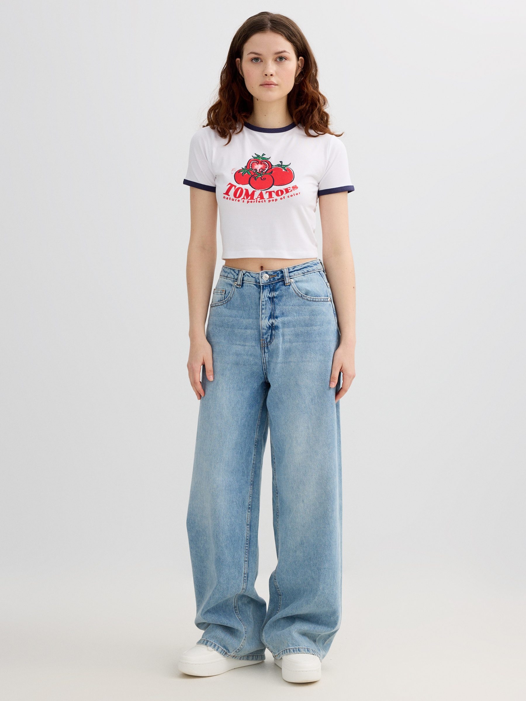 Camiseta cropped tomates branco vista meia frontal