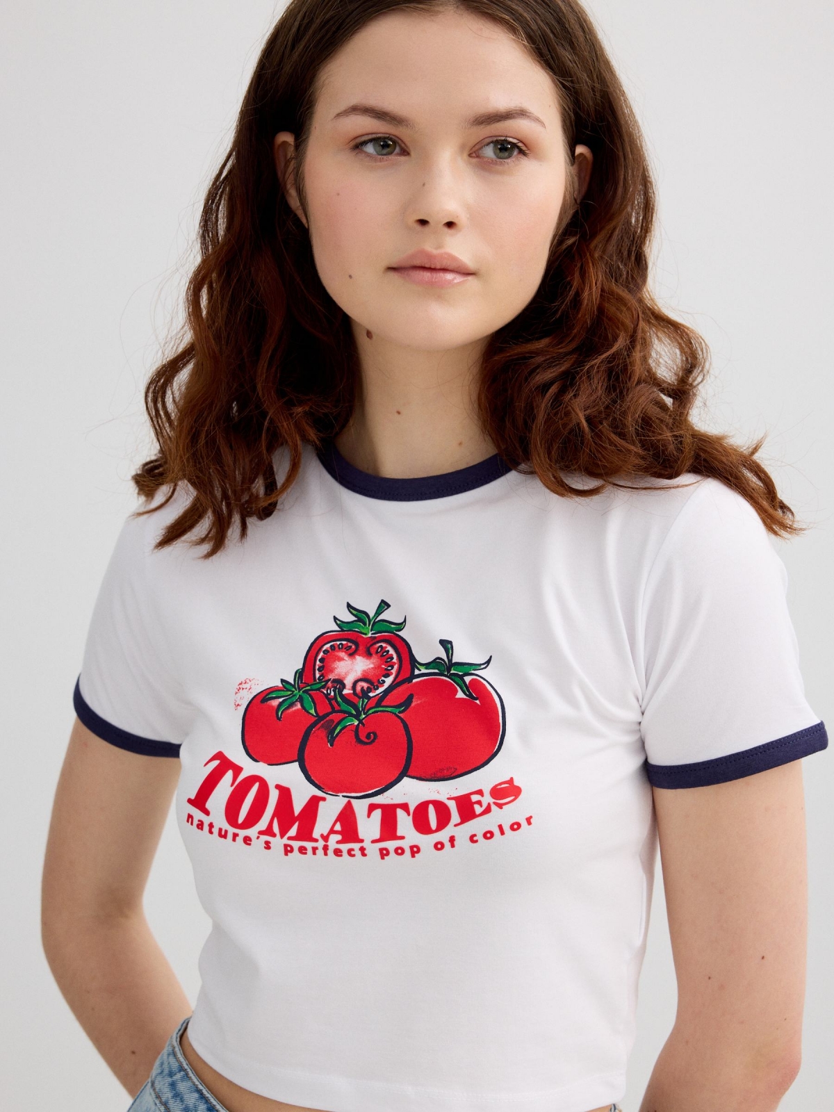 Camiseta cropped tomates branco vista detalhe