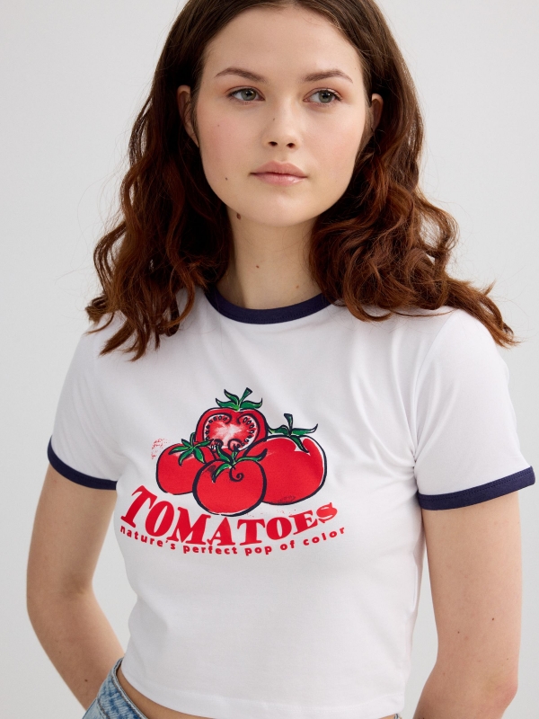 Camiseta cropped tomates branco vista detalhe