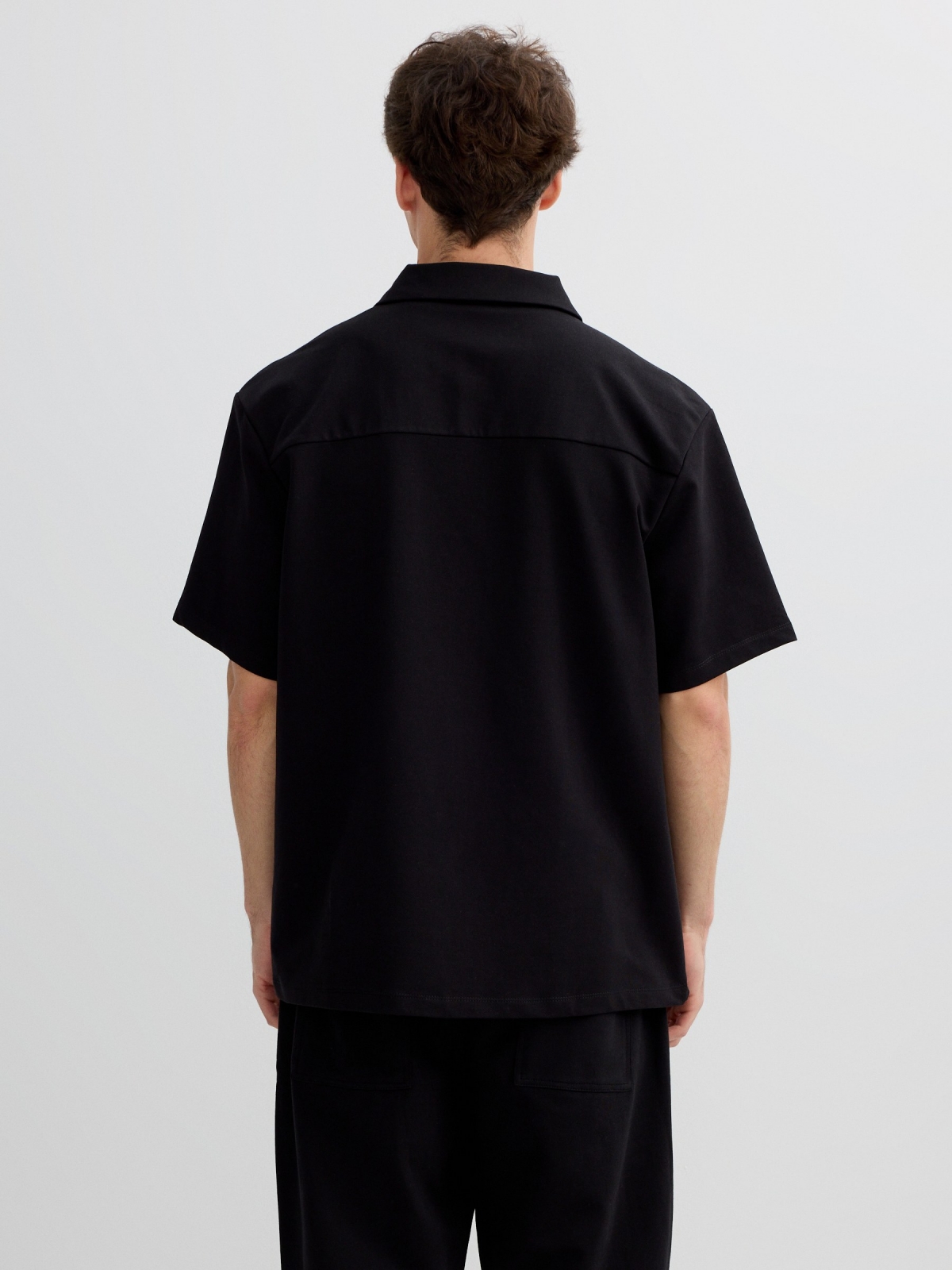 Camisa clásica de algodón negro vista media trasera