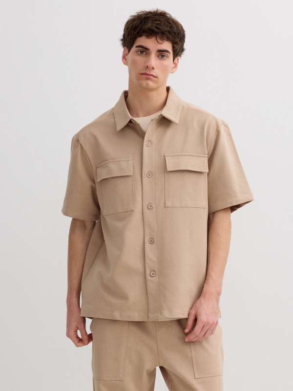 Camisa clássica de algodão bege vista meia frontal