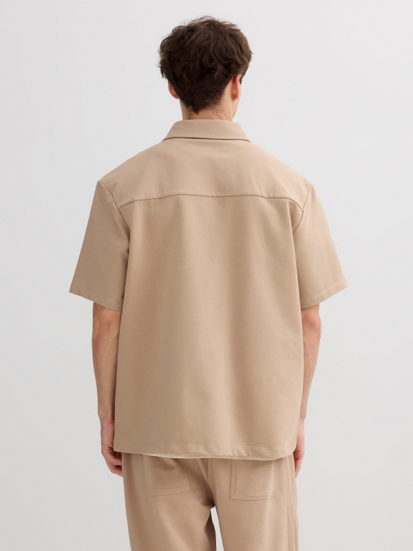 Camisa clássica de algodão bege vista meia traseira