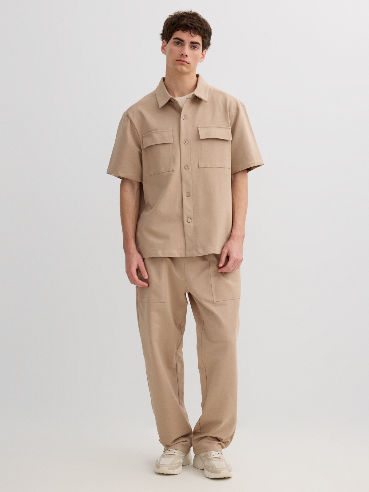 Camisa clásica de algodón beige vista general frontal