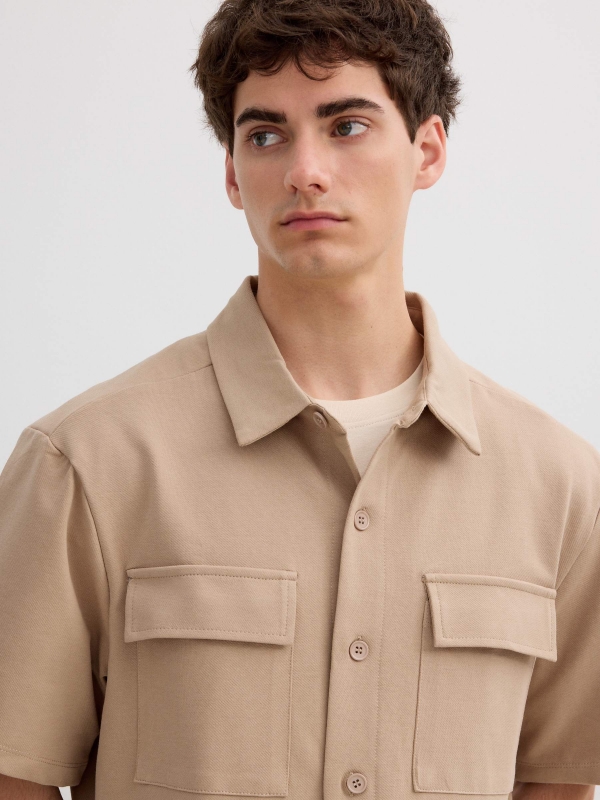 Camisa clásica de algodón beige vista detalle