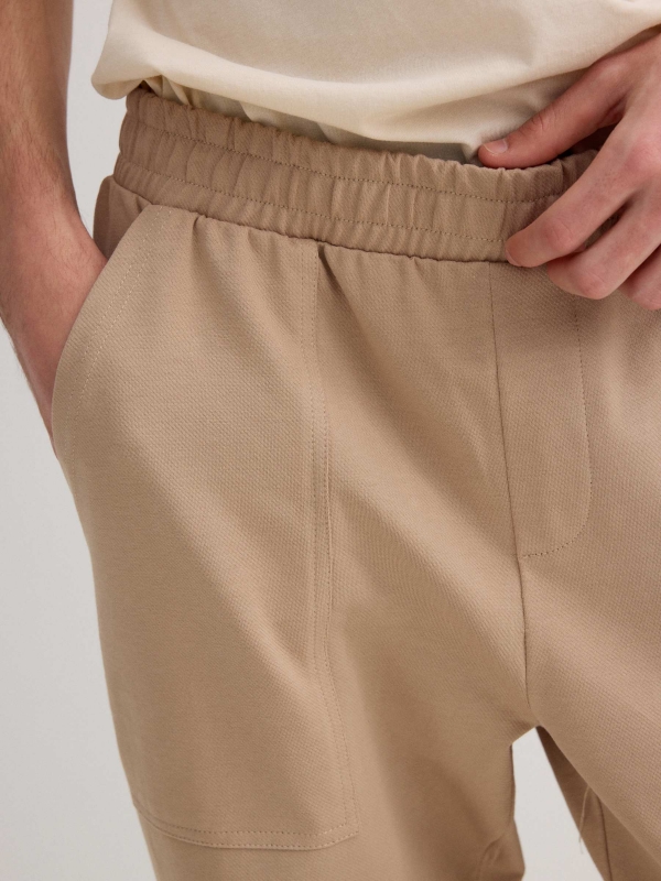 Jogger felpa bolsillos beige vista detalle