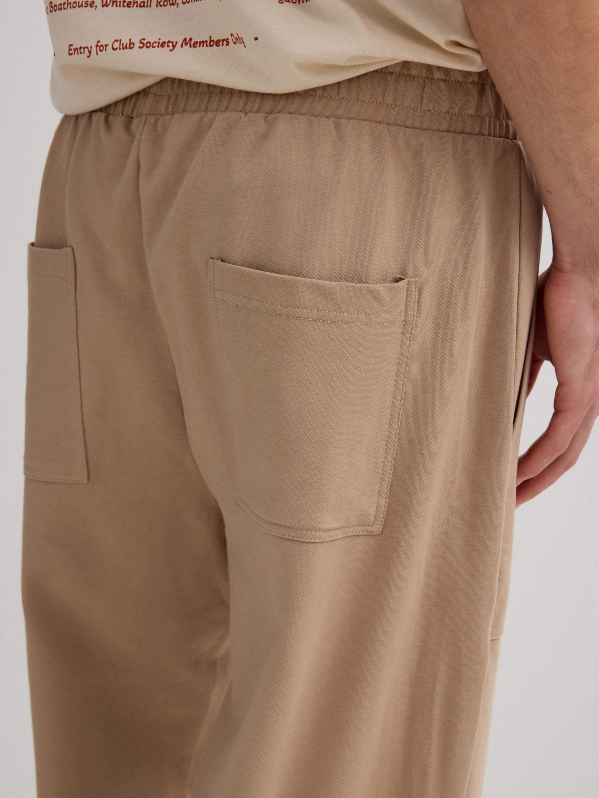 Jogger felpa bolsos bege vista detalhe