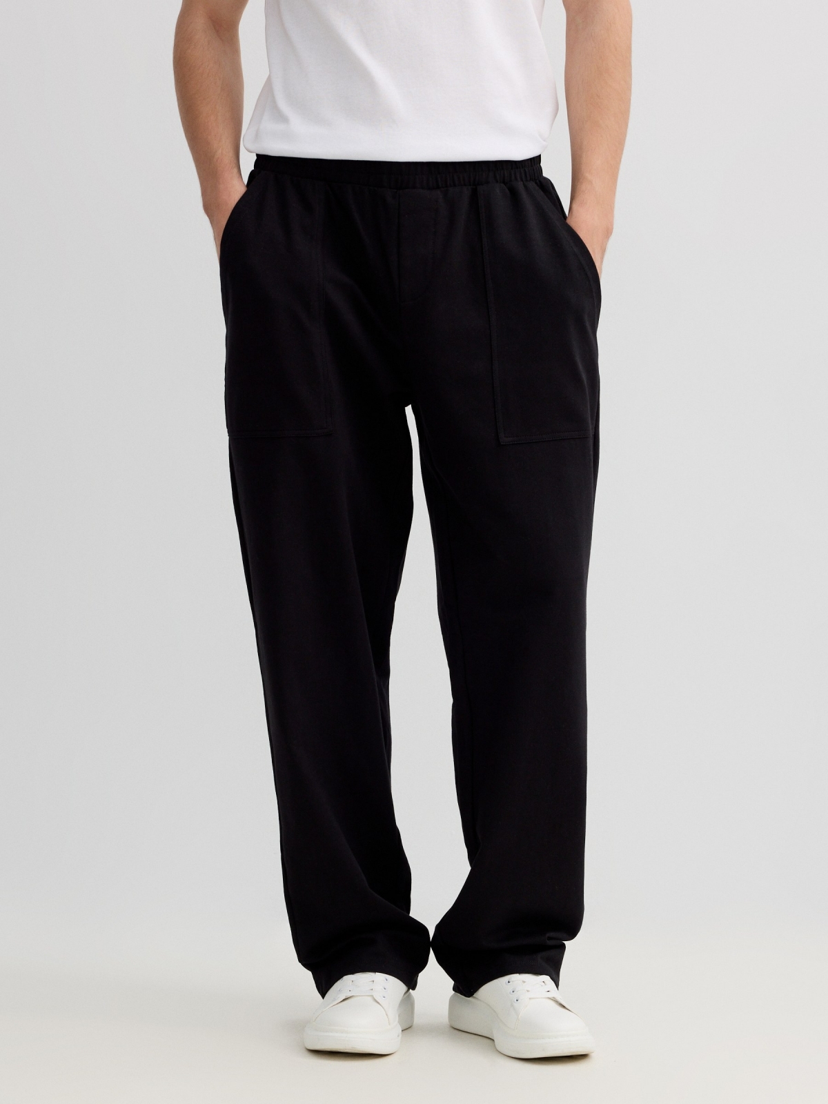 Jogger felpa bolsos preto vista meia frontal