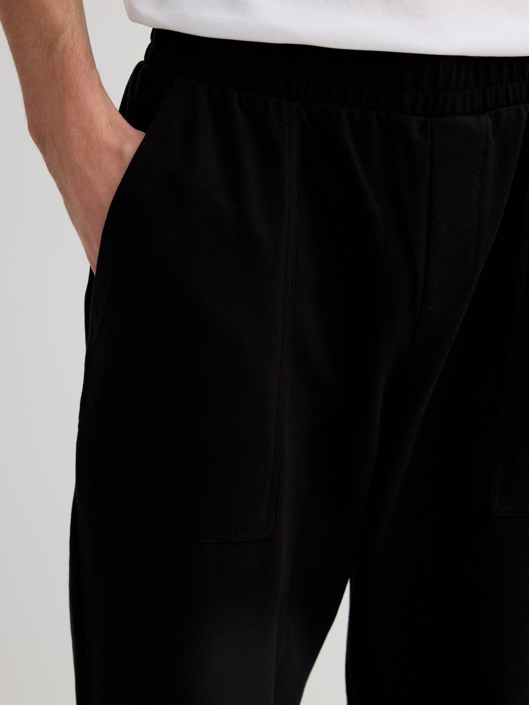 Jogger felpa bolsillos negro vista general frontal