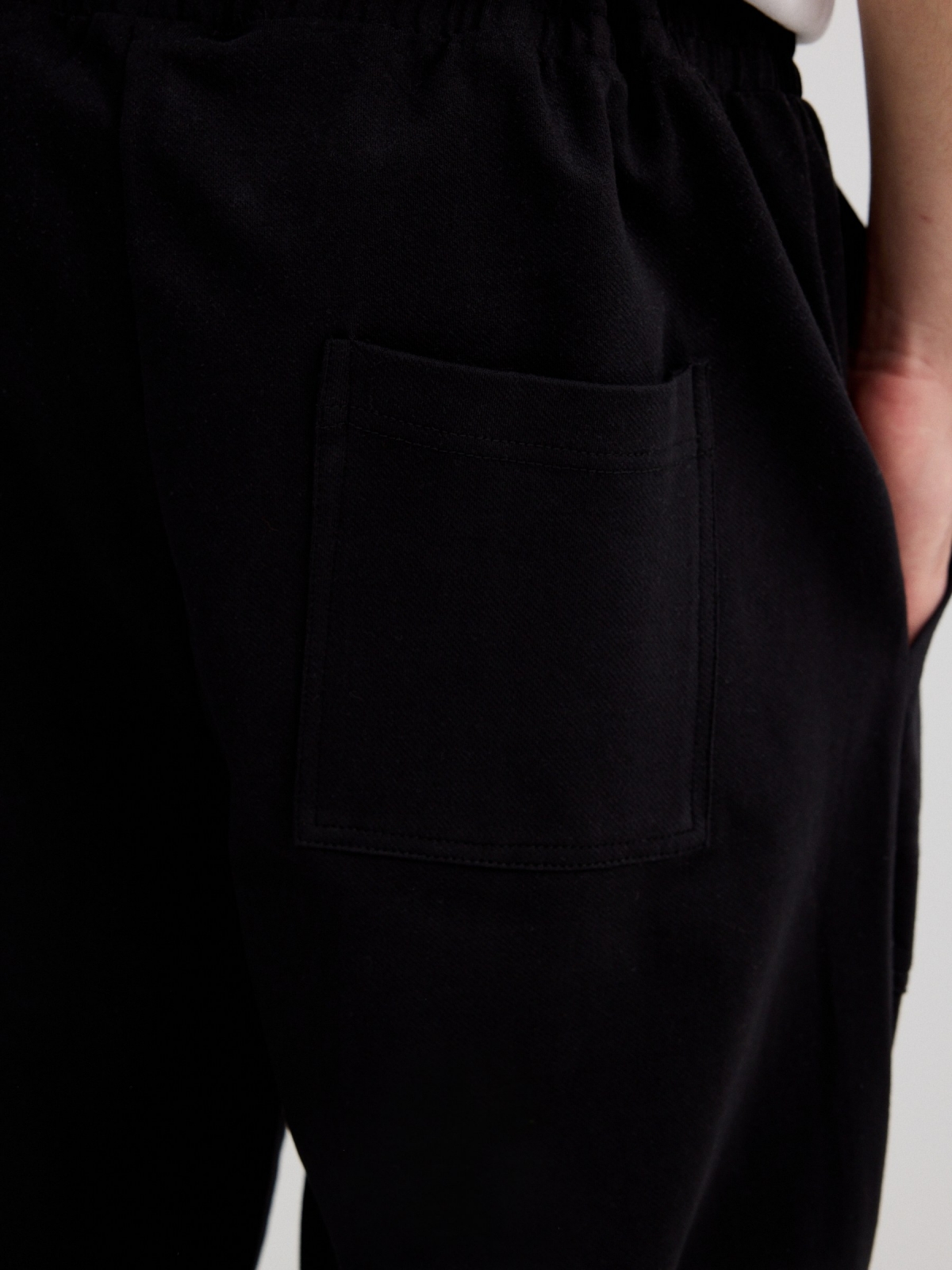 Jogger felpa bolsillos negro vista detalle