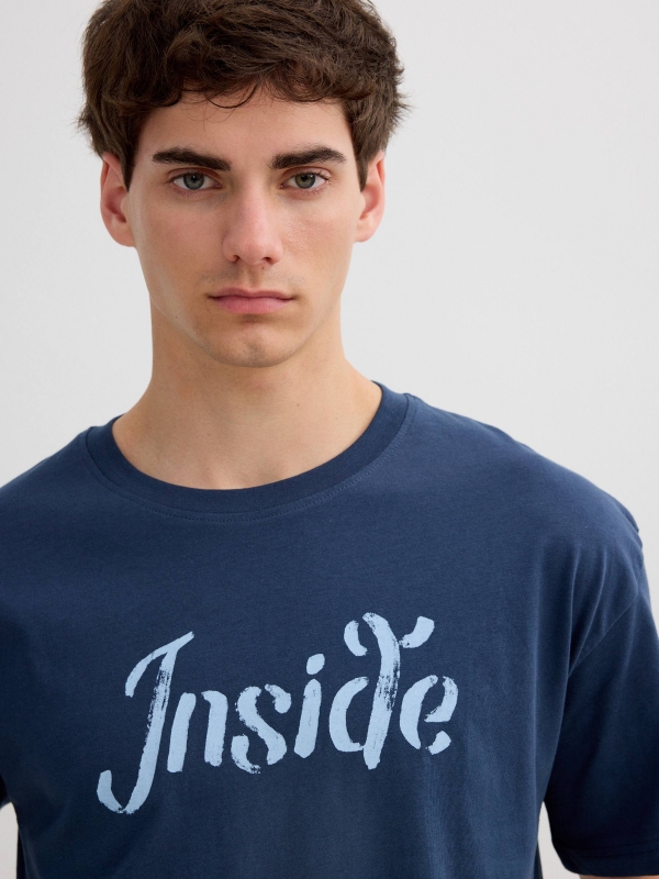 Camiseta Inside Manga Corta azul petróleo vista detalle