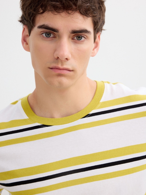 Striped round neck t-shirt white detail view