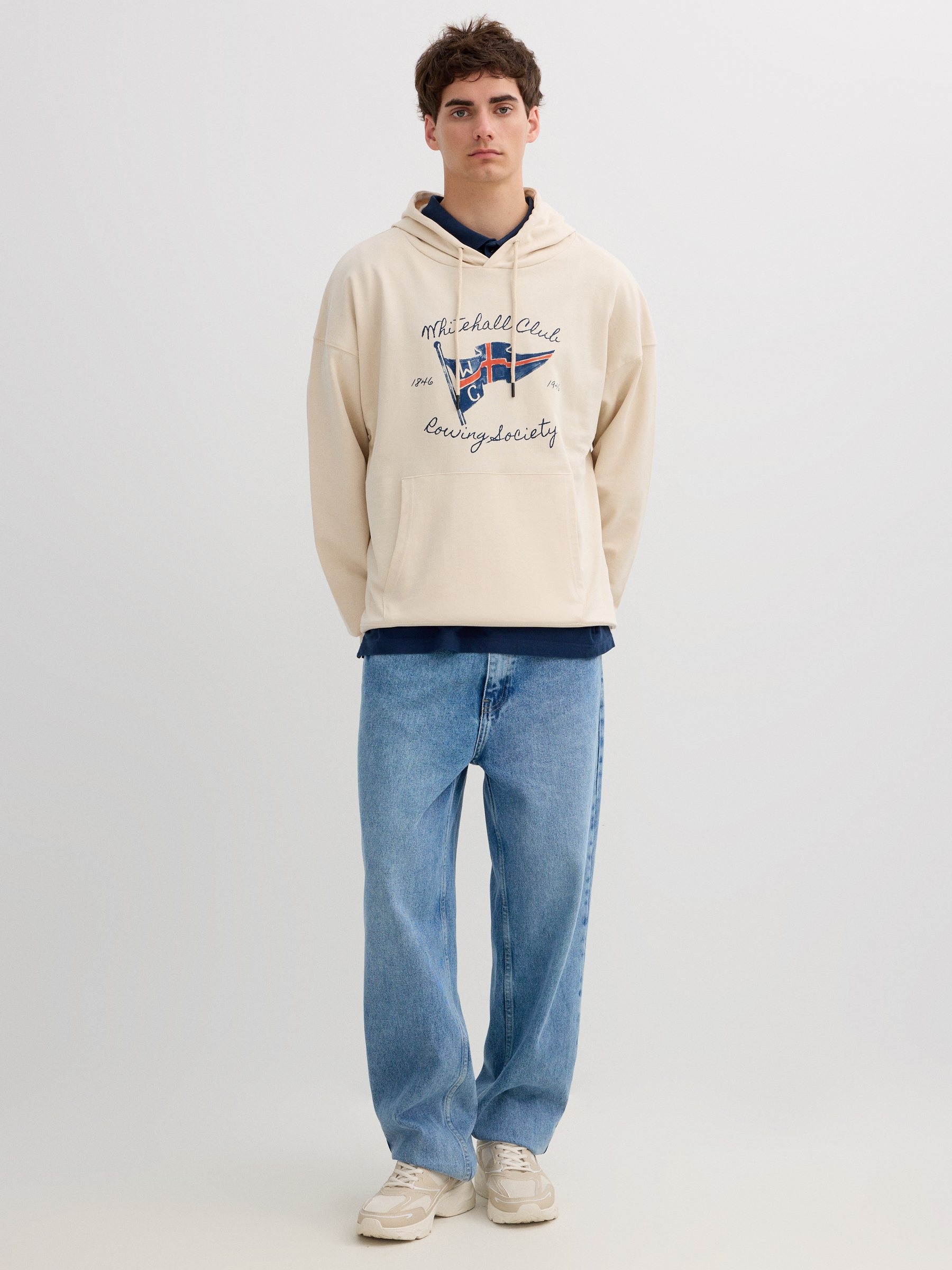 Sudadera con capucha y estampado crudo vista media frontal