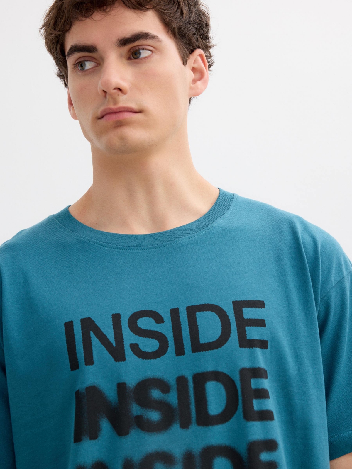 Camiseta rayas con texto Inside gráfico verde vista detalle