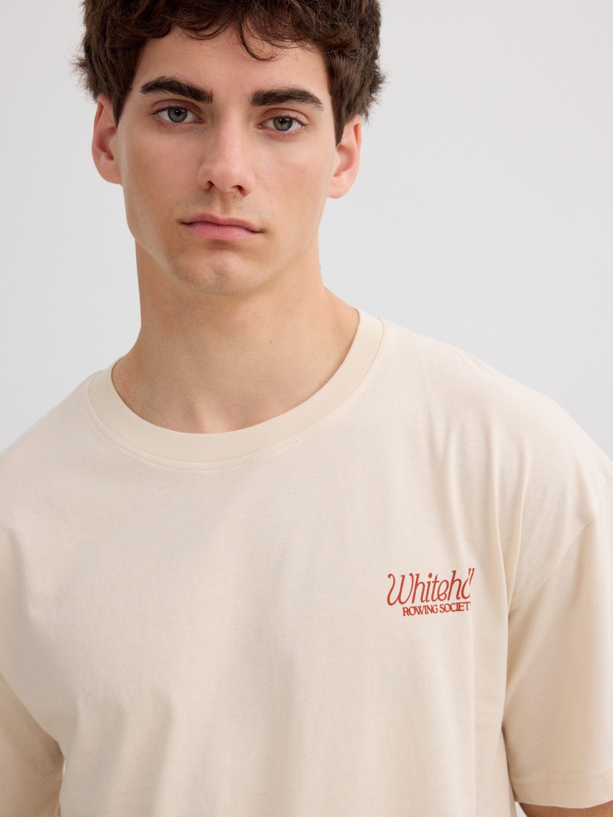 Camiseta Whitehall crudo vista detalle