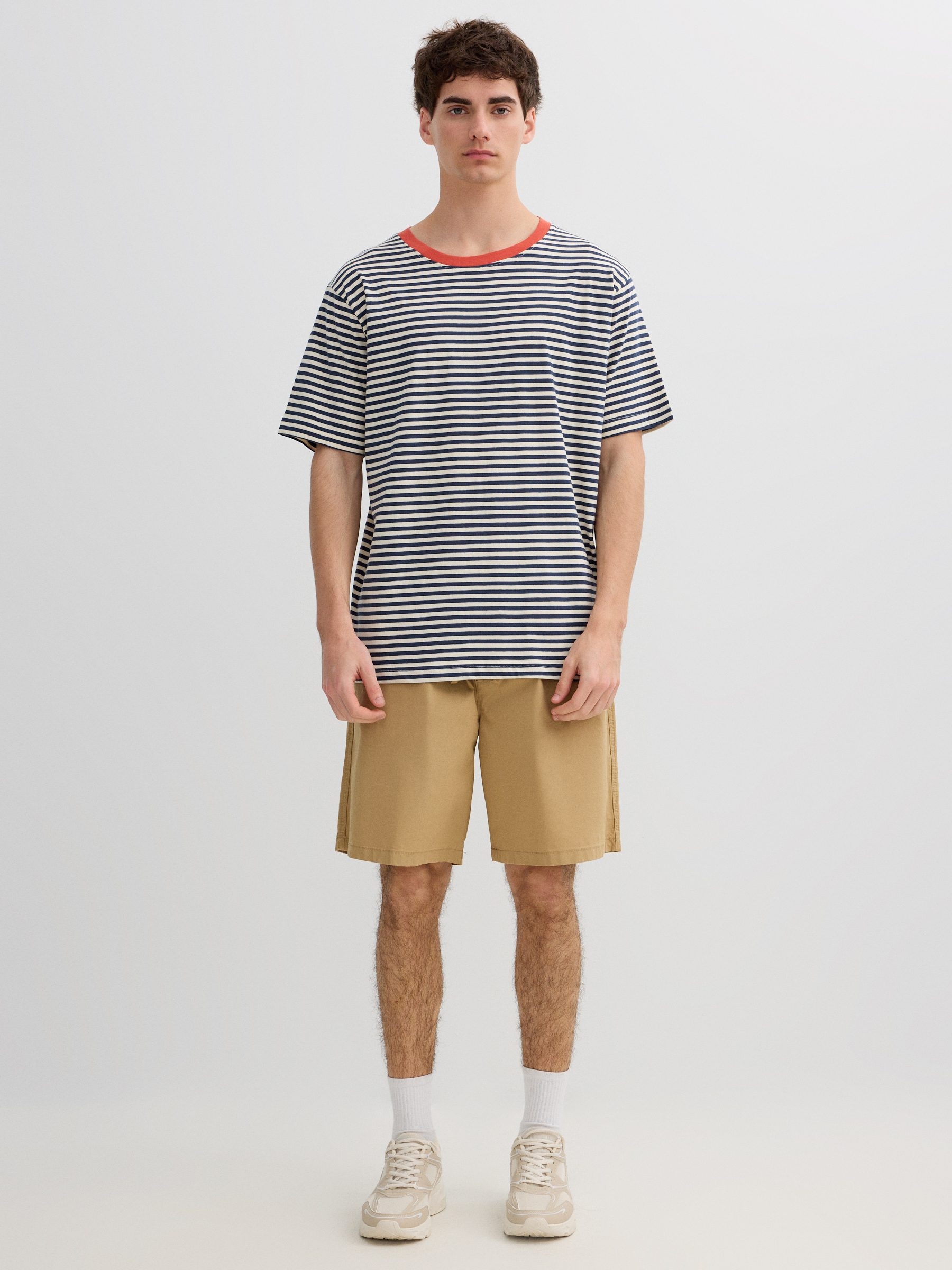 Camiseta listrada casual azul petróleo vista meia frontal