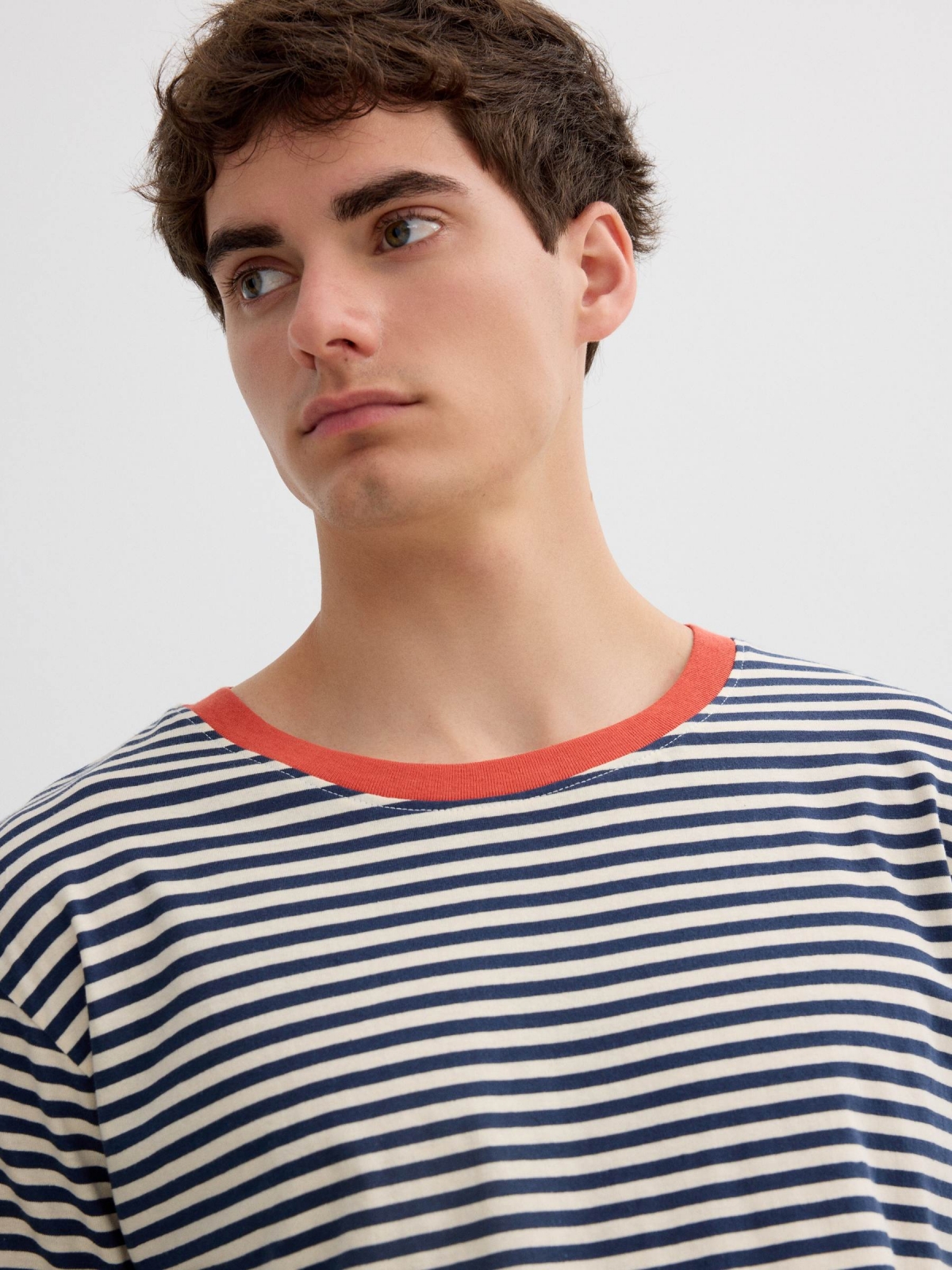 Camiseta listrada casual azul petróleo vista detalhe