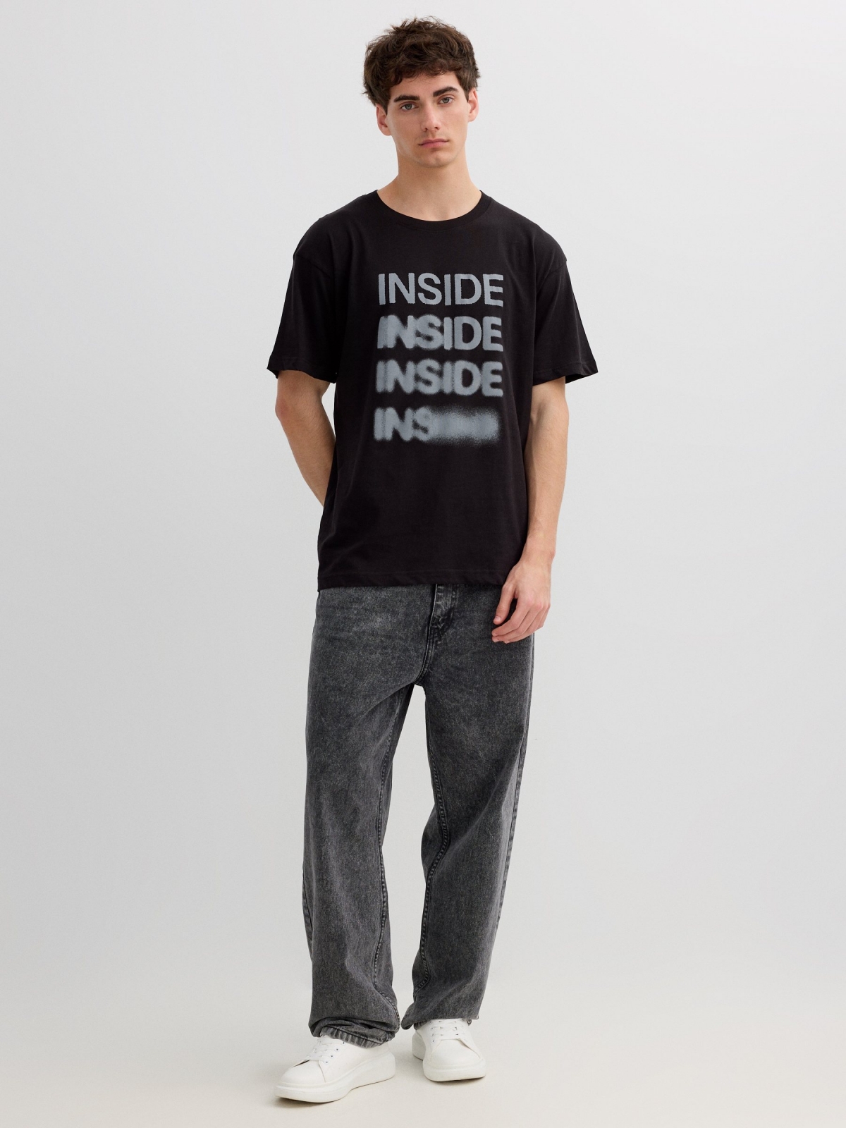 Camiseta listrada com texto Inside gráfico preto vista geral frontal