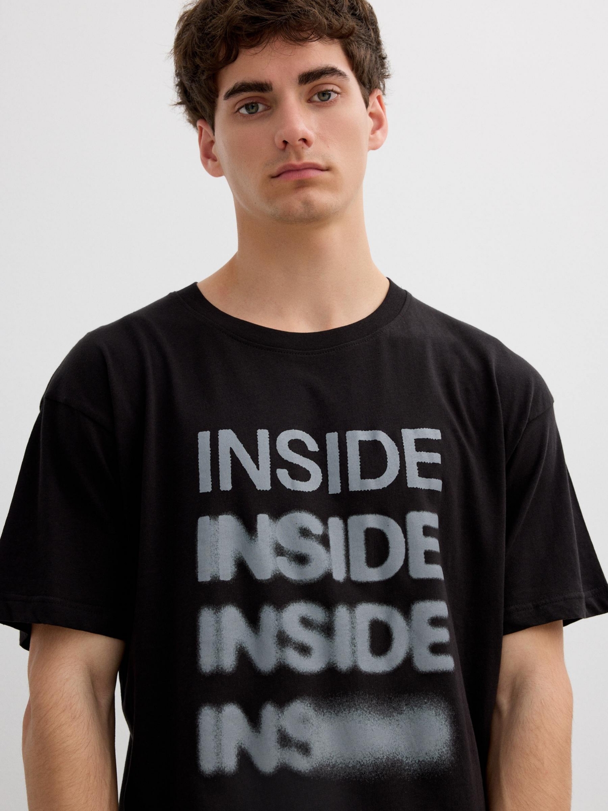 Camiseta listrada com texto Inside gráfico preto vista detalhe