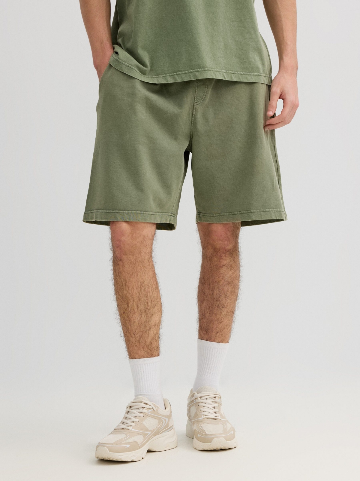 Sports fleece Bermuda with drawstrings green middle back view