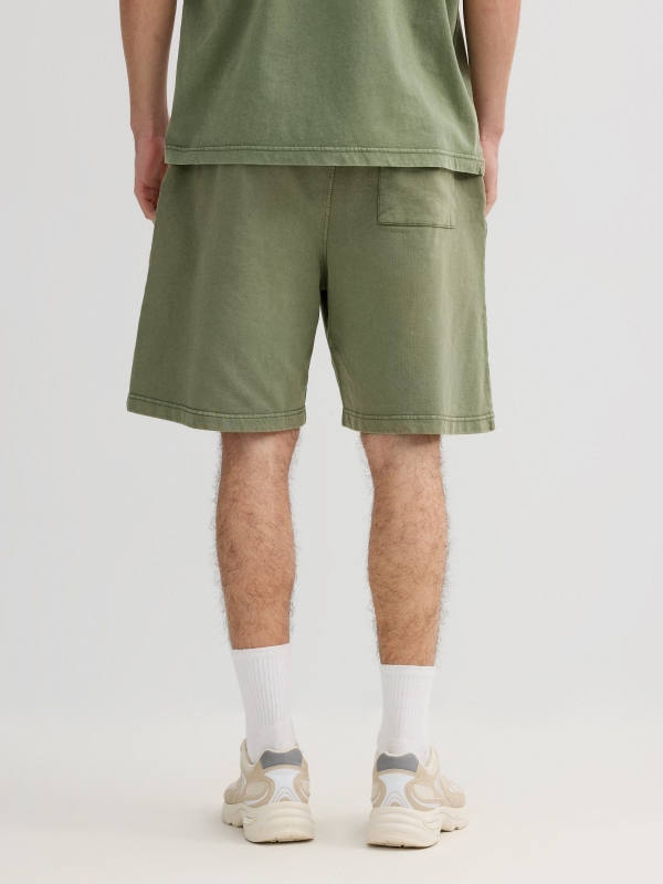 Bermuda deportiva felpa con cordones verde vista general frontal