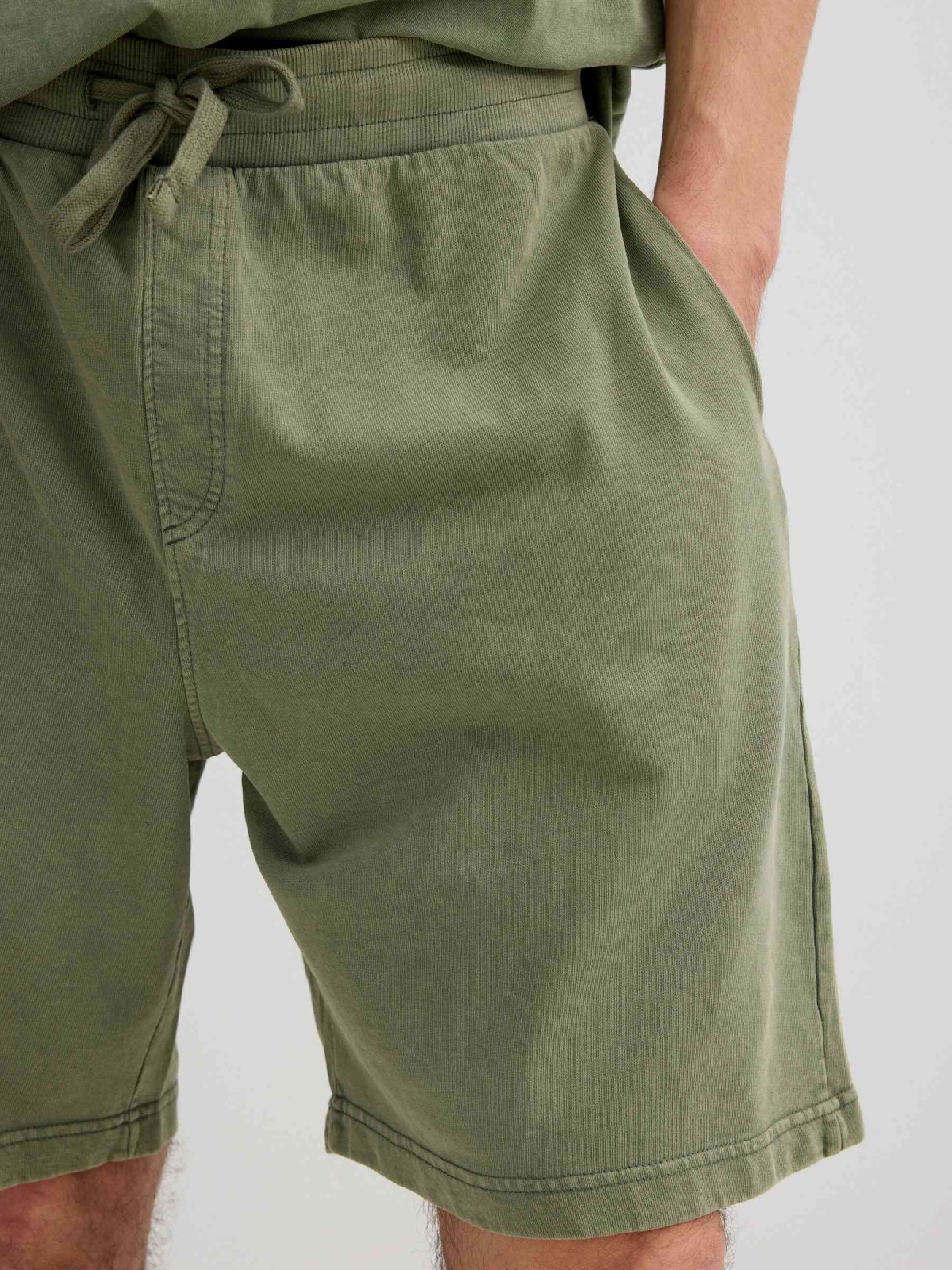 Sports fleece Bermuda with drawstrings green detail view