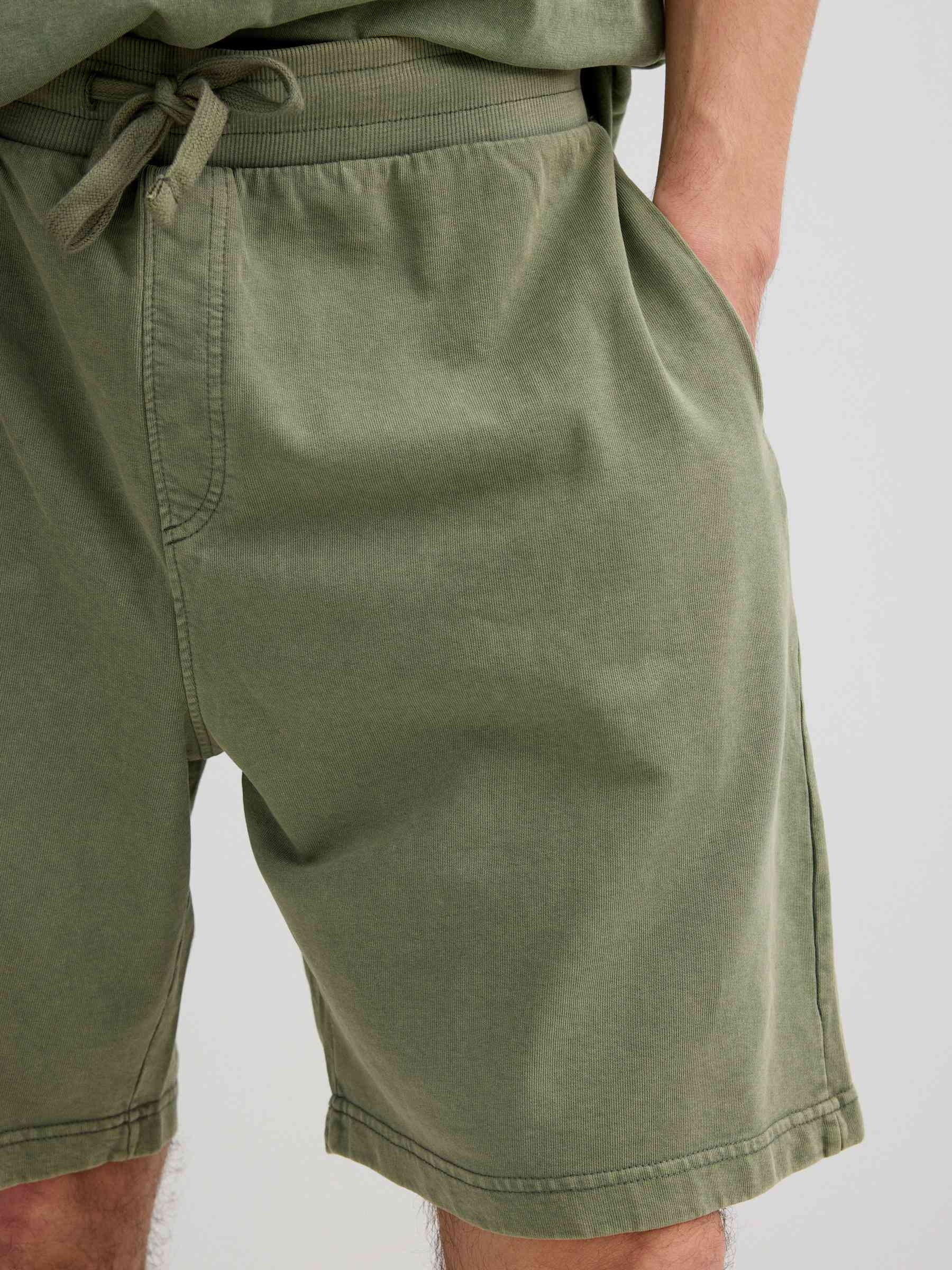 Sports fleece Bermuda with drawstrings green middle front view